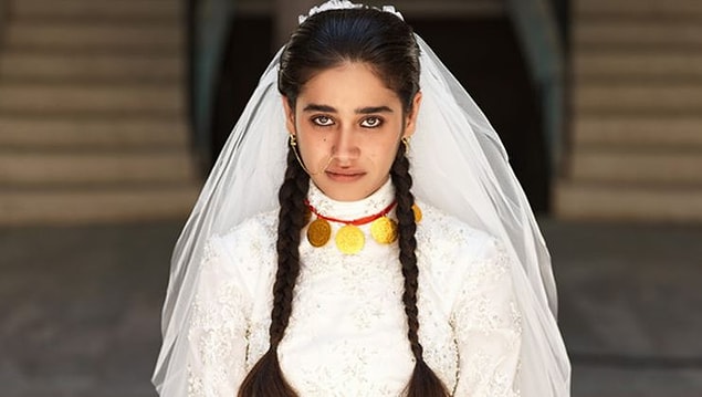 İnsanlar bir yandan Meltem Miraloğlu'nun kendisinden 48 yaş büyük birisiyle ailesiden gizli evlenmesini konuşurken diğer yandan da dikkat çeken değişimini konuşuyor. Biz Hayat'ı (Meltem'i) bu haliyle tanımıştık.