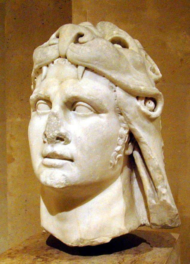 12. VI. Mithridatis zehirlenerek öldürüleceği konusunda o kadar paranoyaktı ki bağışıklık kazanmak için yıllarda mikro dozlarda zehir aldı. En sonunda Romalılar tarafından yakalanınca kendisini zehirlemeye çalıştı ama başarılı olamadı.