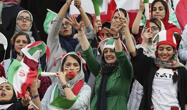 Eylül ayında Sahar Khodayari'nin ölümü ise bu konuda dikkat çeken en büyük olay oldu ve Esteghlal takımının renklerine referans olarak başlatılan #bluegirl başlığı tüm dünyaya yayıldı.