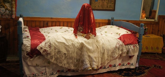 BM Çocuklara Yardım Fonu'na (UNICEF) göre, her yıl 12 milyon kız çocuğu 18 yaşından önce evlendiriliyor. Dünya çapında her 5 kız çocuğundan 1'i 18 yaşından önce anne oluyor.