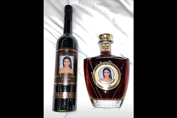 Одна из них имеет вытянутую форму, а вторая — широкую и плоскую. На обеих золотым шрифтом напечатано Kim Kardashian 1980 (Ким Кардашьян 1980), а также имеется портрет знаменитости.