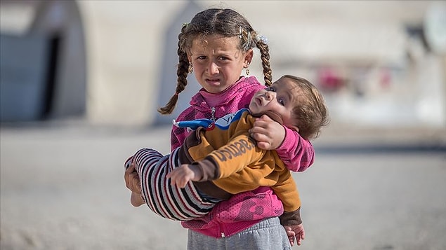 UNICEF, küresel çapta kız çocuklarının yemek ve temizlik yapmak, aile üyelerinin bakımı ile ilgilenmek, su taşımak gibi ev içi hizmetleri yapmaya çok erken yaşta başladığını ortaya koyuyor.