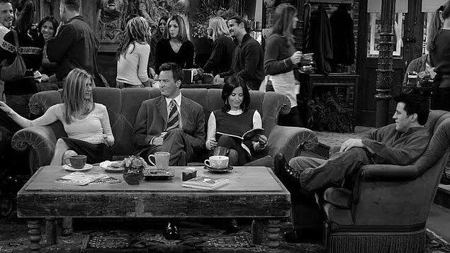 1. 10 sezon boyunca gördün, şimdi bilmezsen ayıp olur. Central Perk'ün meşhur koltuğunun rengi neydi?