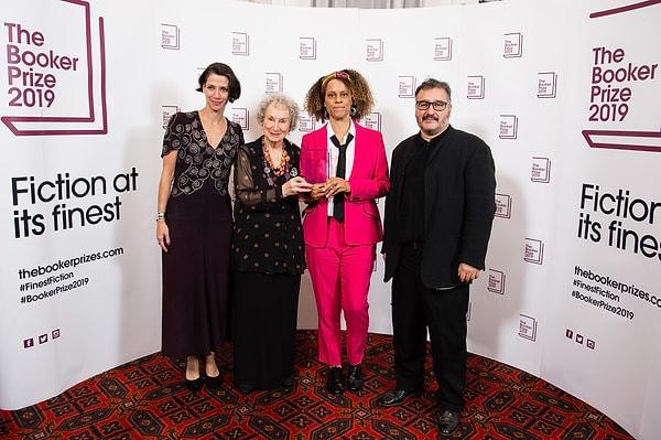 Londra’daki Guildhall’da düzenlenen ödül töreninde, oldukça sıra dışı bir sonuç yaşandı ve ödül Kanadalı yazar Margaret Atwood ile İngiliz yazar Bernardine Evaristo arasında paylaştırıldı.