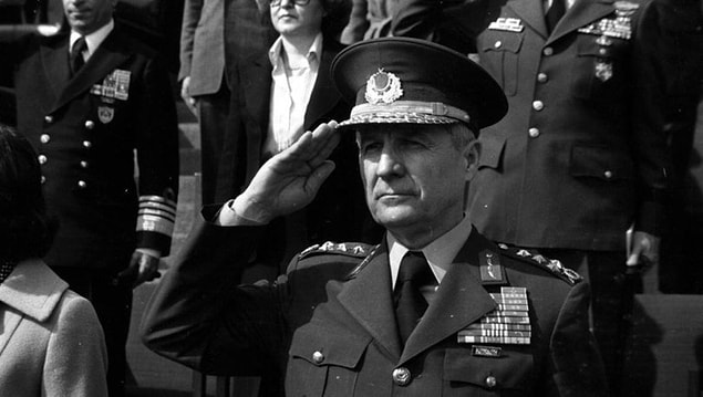 1982 - Millî Güvenlik Konseyinin son şeklini verdiği Anayasa metni açıklandı. Geçici maddelerle eski parti yöneticilerine 10 yıl siyaset yasağı getiriliyor, Anayasanın kabulüyle birlikte Kenan Evren Cumhurbaşkanı oluyor.
