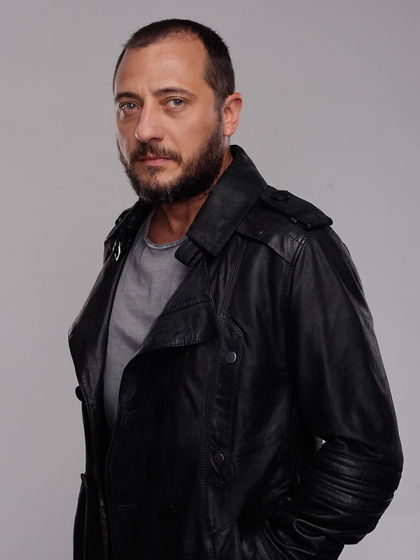 18. Озшенер получил степень инженера по электронным коммуникациям в Техническом университете Йылдыз в Стамбуле в 1996 году. Озшенер, который начал изучать актёрское мастерство в студии Şahika Tekand, также играл в пьесах, включая пьсу Гарольда Пинтера Немой официант, которую поставил сам.