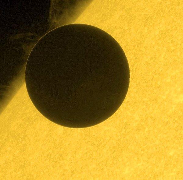 4. Öndeki yuvarlak karartı Venüs, arkasındaki ise Güneş...