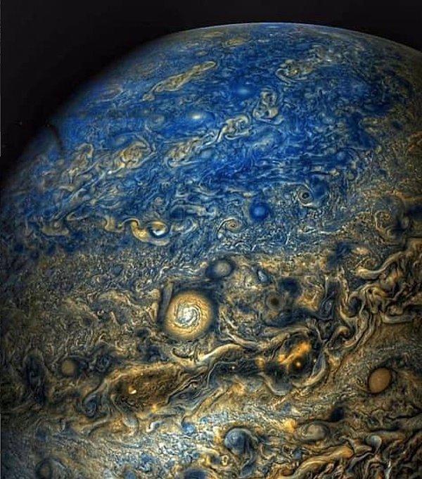 15. Belki de Jüpiter'in en renkli fotoğrafı, NASA'nın Juno uzay aracından kaydedildi.