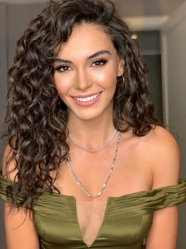 Eski haliyle karşılaştırdığımızda, Ebru Şahin'in burnunda ufak bir estetik müdahale söz konusu gibi.