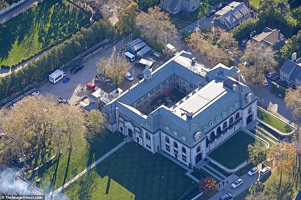 Поговаривают, что в замке, где прошла церемония водятся приведения.