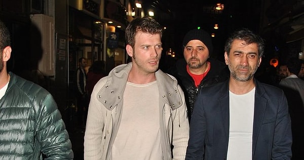 12. Адвоката Хильми Онала, свекра Пейкер, сыграл старший брат Кыванча – Джем. А младшая сестра Кыванча сыграла подругу Бехлюля в одной из серий.