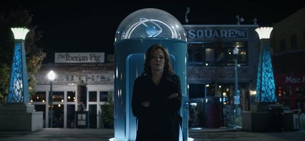 Laurie Juspeczyk namıdiğer Silk Spectre II'yi ise Jean Smart canlandırıyor.