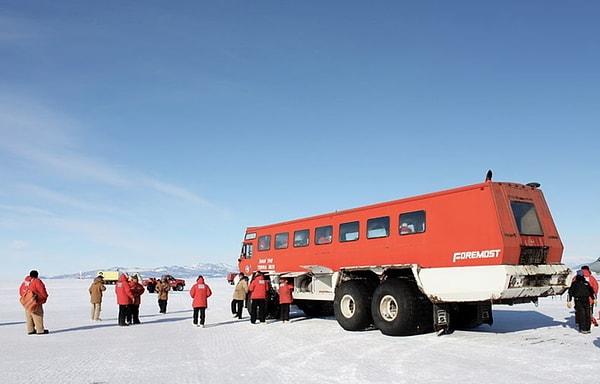 6. Kıta üzerinde ulaşım 'kar otobüsleri' denilen büyük otobüslerle sağlanıyor.