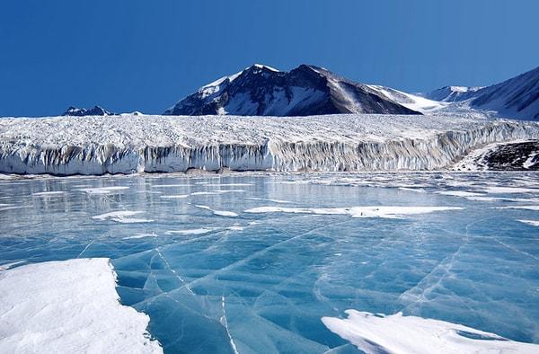İnsanlar Antarktika'da hiçbir zaman kalıcı olarak yaşamadılar, ancak yıllar boyunca uzun zamanlı seyahatler yaptılar.