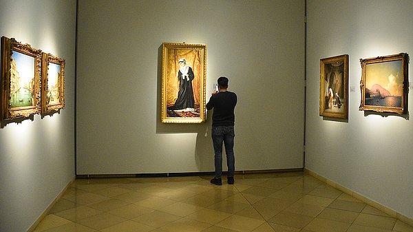 Uzmanlara göre, Osman Hamdi Bey'in "İstanbul Hanımefendisi" adlı eseri, özellikle Türk resim sanatında tam boy olarak bir kişinin resmedilmesinin ilk örneklerinden biri olması nedeniyle ayrıca önem taşıyor.