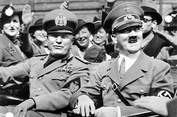 1936 - Adolf Hitler ve Benito Mussolini, Roma-Berlin güç eksenini oluşturdu.