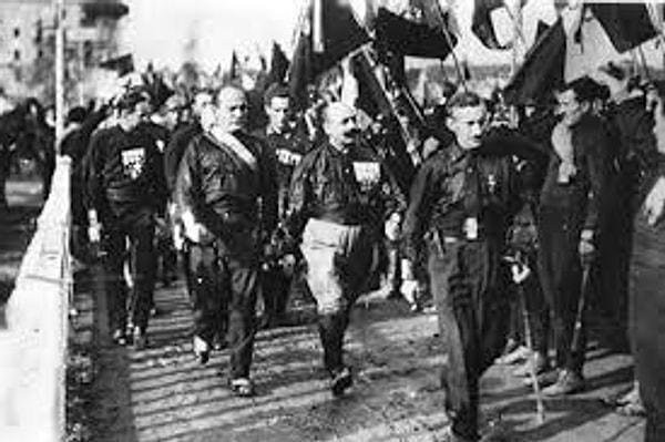 1922 - İtalya'da Benito Mussolini liderliğindeki Ulusal Faşist Parti mensupları ve yandaşları Roma'ya yürümeye başladı.