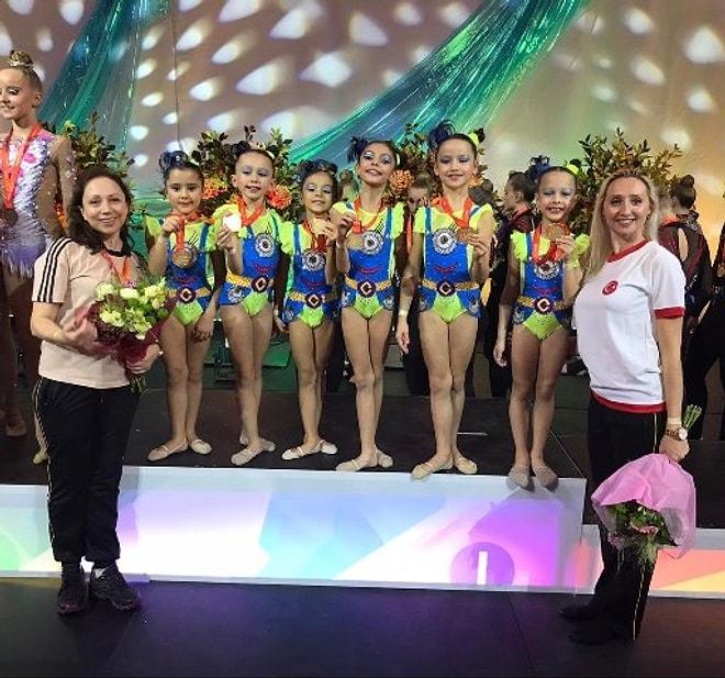 İki Türk Takımı Tarihe Geçti: 7-8 Yaş ve 8-10 Yaş Estetik Cimnastik Takımları Altın Madalya Kazandı