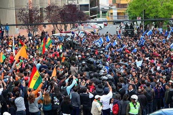 Bolivya'da düzenlenen devlet başkanlığı seçimlerinin sonuçları beklenirken iki güçlü aday Morales ve Mesa'nın taraftarları birbiriyle çatıştı.