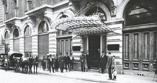 Pera Palas Türkiye'nin ilk Avrupai standartlarda hizmet veren otelidir. 1895 yılında yılında özel bir balo ile açılışı yapılmıştır.