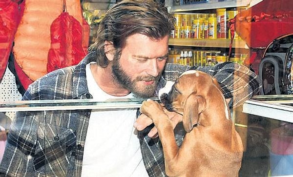 2. Благодаря высокому росту 187 см и хорошей физической форме он смог поступить в частный колледж. Уже в студенческие годы Кыванч начал заниматься баскетболом.