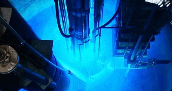 14. Bir nükleer reaktör düzeneğinin üstünde bir dizi cıvatayı gerdirmek mümkün değildir. Bu nedenle, cıvata sıvı azotla soğutulurken kafa tertibatı ısıtılır.