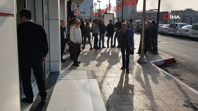 Güvenlikçilerin kendilerini içeri alamayacağını öğrenen memur ve işçiler ise neye uğradıklarını şaşırdı.