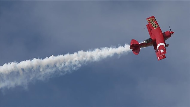 Türkiye'nin ilk profesyonel kadın akrobasi pilotu Semin Öztürk Şener, cumhuriyetin kuruluşunun 96. yıl dönümü dolayısıyla gösteri yaptı.
