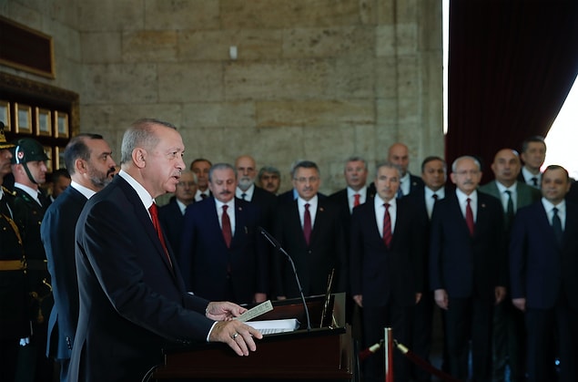 Erdoğan'ın, üzerinde ay yıldız bulunan çelengi Atatürk'ün mozolesine bırakmasının ardından saygı duruşunda bulunuldu, İstiklal Marşı okundu.