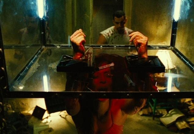 1. 'Testere 2' filminde Addison'ın ellerini gizli bıçakları olan bir kutuya sokması ve bu bıçakların bileklerini kesmeye başlaması..