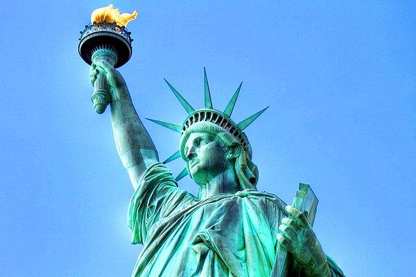 1886 - Özgürlük Heykeli, Fransızların hediyesi olarak New York'a dikildi.