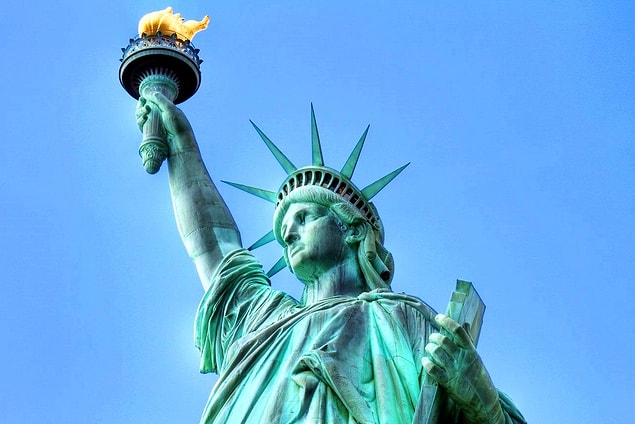 1886 - Özgürlük Heykeli, Fransızların hediyesi olarak New York'a dikildi.