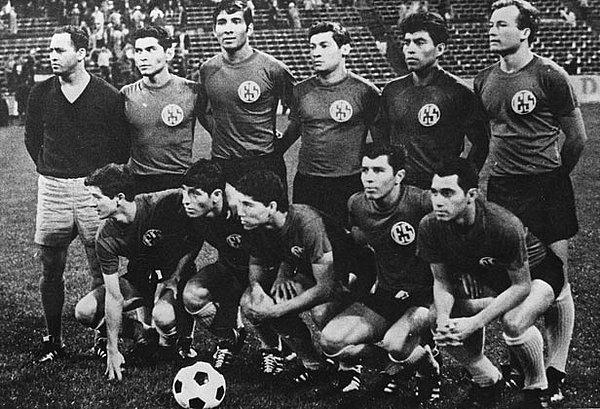 1980 - El Salvador ve Honduras sınır ihtilaflarına son veren bir barış antlaşması imzaladılar. İki ülke 1969'da aralarında yaptıkları bir millî futbol maçından sonra tarihe "Futbol Savaşı" olarak geçen beş günlük bir savaşa tutuşmuşlardı.