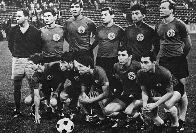 1980 - El Salvador ve Honduras sınır ihtilaflarına son veren bir barış antlaşması imzaladılar. İki ülke 1969'da aralarında yaptıkları bir millî futbol maçından sonra tarihe "Futbol Savaşı" olarak geçen beş günlük bir savaşa tutuşmuşlardı.