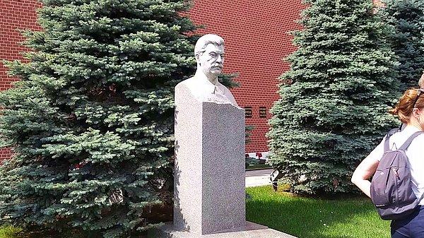 1961 - Sovyetler Birliği Komünist Partisi 25. Kongresi'nde, geçmişteki hataları nedeniyle suçlanan Josef Stalin'in naaşı Moskova Kızıl Meydan'daki Lenin'in mozolesinden çıkarıldı ve Kremlin Duvarı Mezarlığına defnedildi.