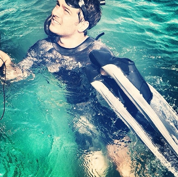 13. Для выбора одежды на каждый день и для мероприятий обращается к помощи стилиста Илькнура Айканата.