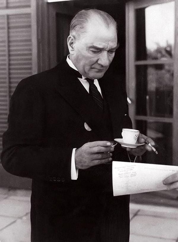 24. Mustafa Kemal Atatürk, Gustav Adolf'un Ankara İsveç Büyükelçiliği'nde verdiği resepsiyonda kahve içerken, Ankara, 1934.