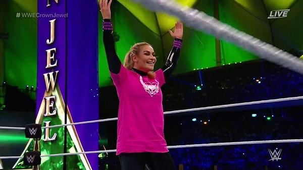 Evans ve Natalya normal gösteri maçlarından farklı olarak kollarını ve bacaklarını örten bir kıyafetle ringe çıktı.