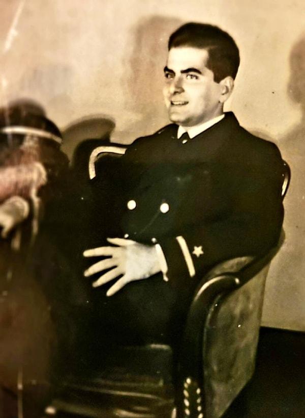 27. "Büyükbabam, 20'li yaşlarının başında, 2. Dünya Savaşı Amerikan donanması üniformasınyla (1940'larda)."