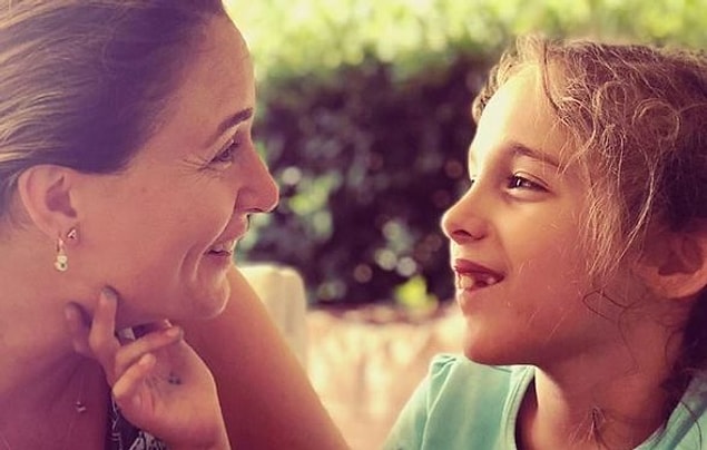 Anne-kız arasındaki o güzel ilişki fotoğraflara tabii ki yansıyor ama Ceyda Düvenci, hem Melisa'ya hem de özel gereksinimleri olan tüm çocuklara kalıcı bir şeyler bırakma peşindeydi.