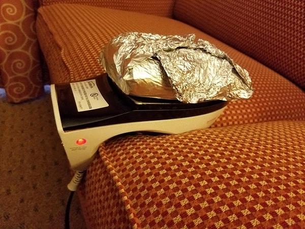 16. Mikrodalga bulunmayan bir otel odasında börek nasıl ısıtılır;