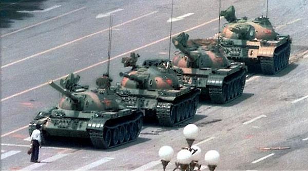 9. Tarihteki en anlamlı başkaldırılardan birisi olan bu olayda, tankların önünde duran gence ne olduğunu hatırlıyorsun?