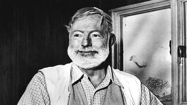 2. Earnest Hemingway sürekli ailesine FBI'ın kendisini takip ettiğini söylüyordu ama ailesi paranoyak olduğunu düşündü.