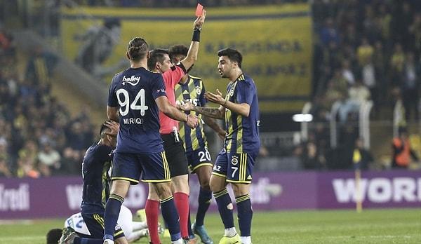 Fenerbahçe'nin Şili'li sağ beki Mauricio Isla, Veigneau'ye yaptığı faulün ardından 72. dakikada direk kırmızı kart gördü.