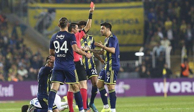 Fenerbahçe'nin Şili'li sağ beki Mauricio Isla, Veigneau'ye yaptığı faulün ardından 72. dakikada direk kırmızı kart gördü.