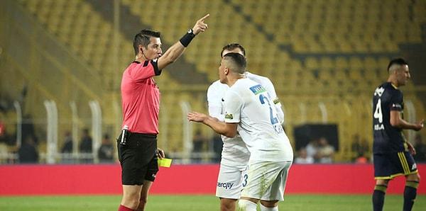 Penaltı kararına itiraz eden ve hakemi alkışlayan Karim Hafez, art arda gördüğü 2 sarı kartla oyun dışı kaldı. Kırmızı kart gören Hafez'i takım arkadaşları güçlükle oyun alanının dışarısına çıkardı.