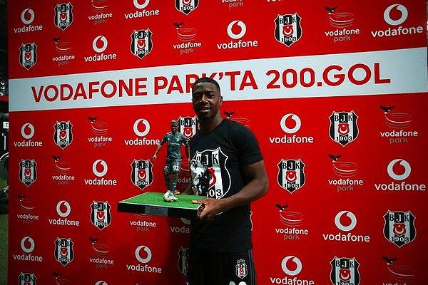 Beşiktaş'ın, Vodafone Park'taki 200. golünü atan Diaby'ye Denizlispor karşılaşması öncesinde plaket verildi.