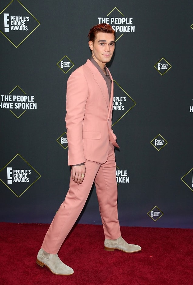 Pembe takımıyla oyuncu K. J. Apa da, People's Choice'da boy gösterenlerdendi. ❤️