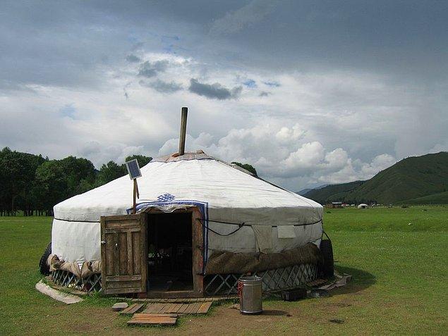 6. Yurtlar Moğolistan'da büyük şehirlerde bile ev olarak yaygın biçimde kullanılmaktadır.