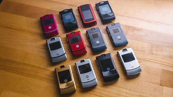 Bir zamanların efsane telefonlarının üreticisi Motorola, tıpkı Nokia gibi uzun süredir ortalarda yoktu. Her ne kadar yeni modeller sunsa da Uzak Doğulu rakiplerinin gölgesindeydi.